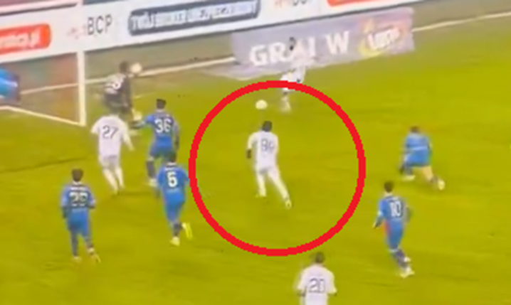 HIT! Taką OKAZJĘ zmarnował piłkarz Lecha w meczu z Piastem xD [VIDEO]